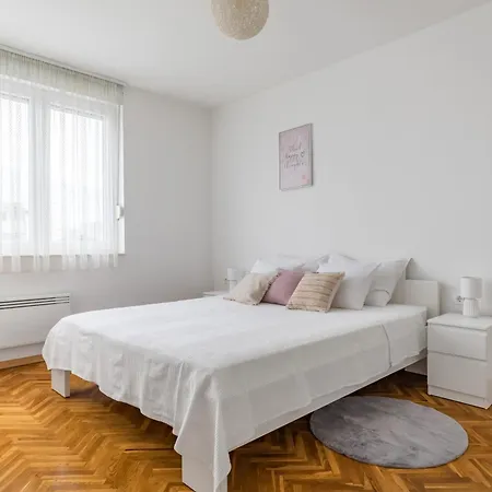 Aja Apartmán *